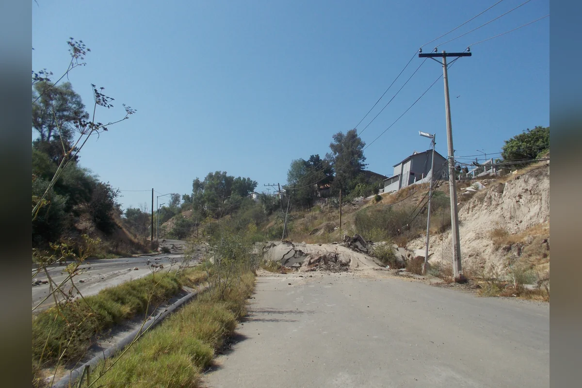 Una calle de plano se hundió varios metros en la zona alta de Tijuana debido al desplazamiento del subsuelo. Foto: Cecilia Franco.