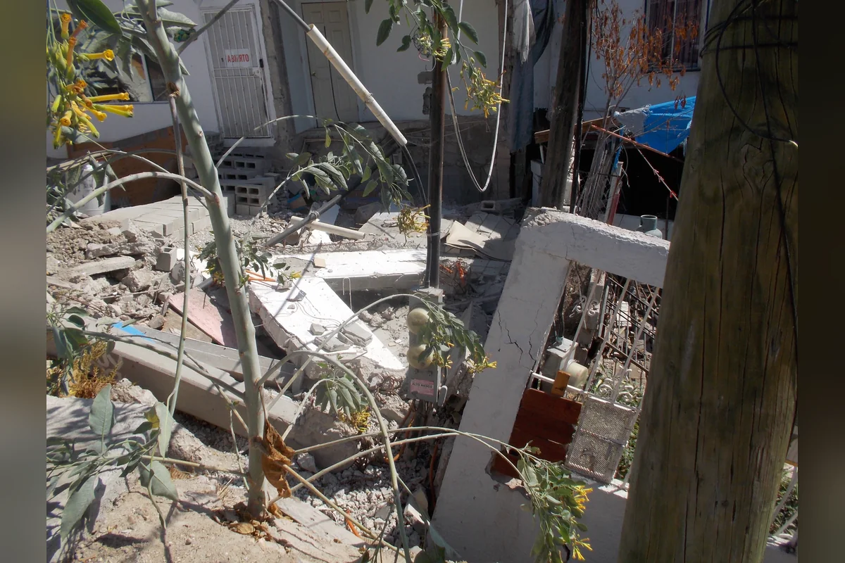 Los propietarios han tenido que demoler las construcciones ante el temor de quedar aplastados entre los escombros. Foto: Cecilia Franco.