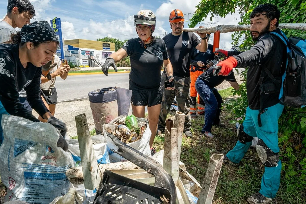 Debido a la sobrepoblación en la Riviera Maya, mucha basura llega a los cenotes los cuales son limpiados por los activistas. Foto: Cenotes Urbanos.