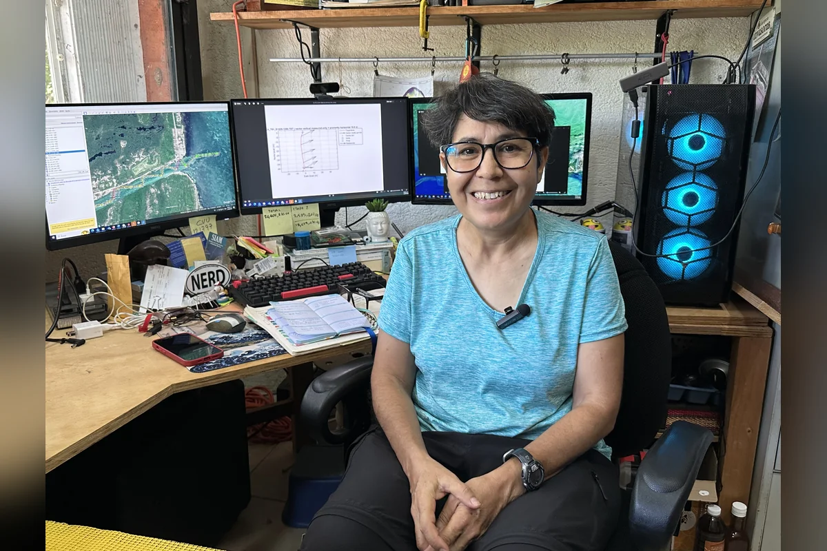 La doctora Laura Carrillo Bribiesca, oceanógrafa del Colegio de la Frontera Sur, vigila constantemente la cantidad de sargazzo en estos afluentes. Foto: cortesía de Sergio Beltrán.