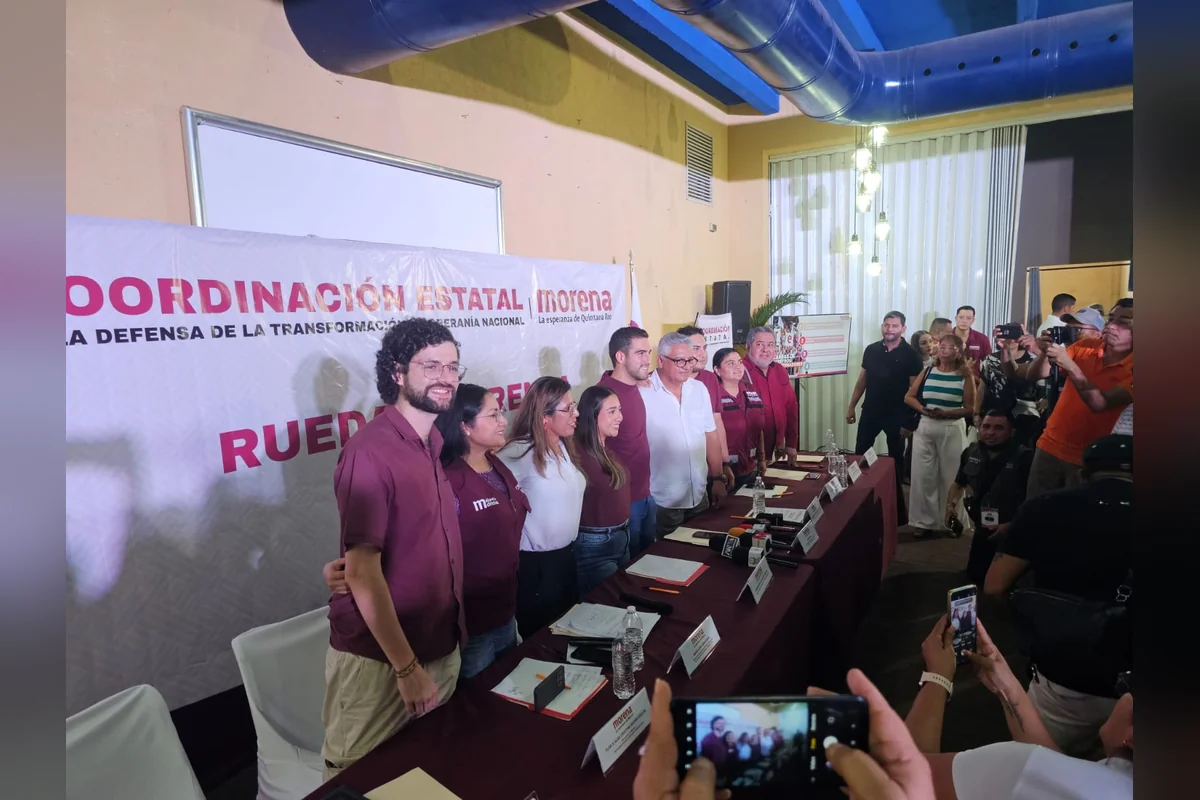 Con toda la plana mayor de Morena en Quintana Roo, el senador con licencia habló con medios de comunicación en Cancún. Foto: Joana Maldonado.