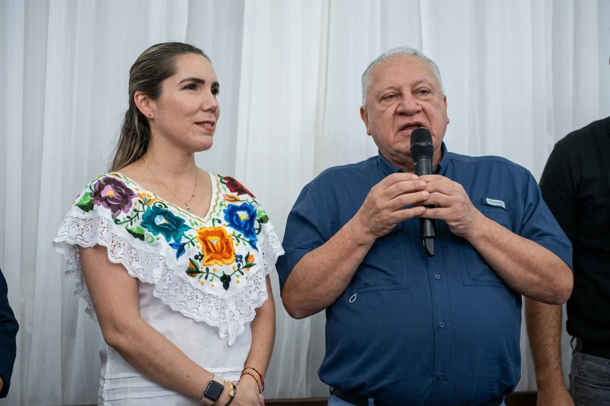 También estuvo acompañado de la alcaldesa de Isla Mujeres, Atenea Gómez. Foto: Cortesía.