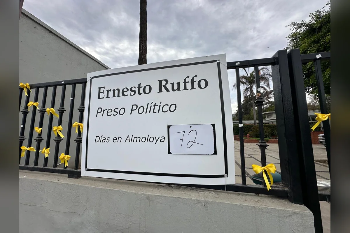 En la reja de su casa hay una pancarta con el número 72, los días que permaneció en El altiplano. Foto: Cortesía Yolanda Morales.
