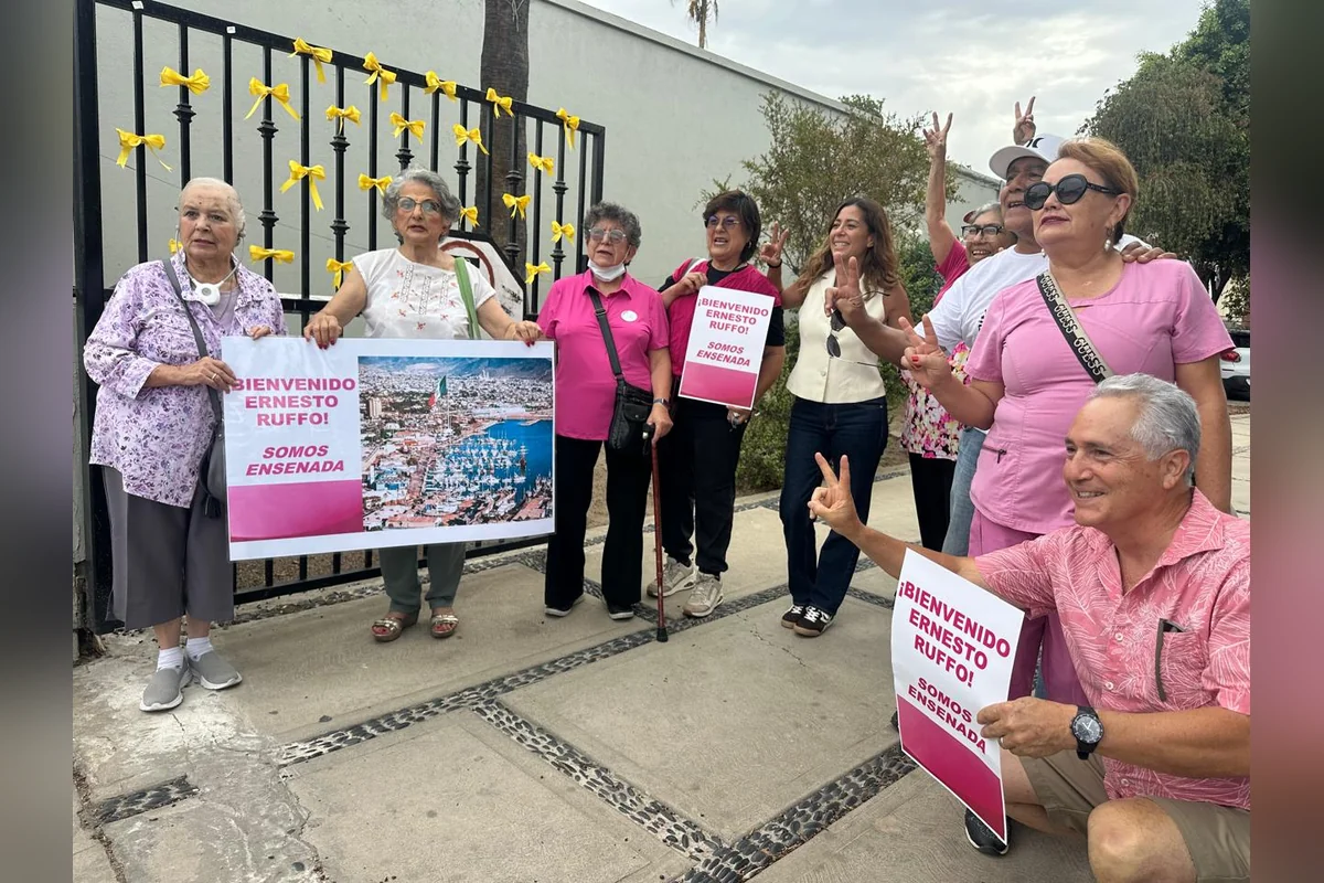 En su casa, en Ensenada, un grupo de amigos y simpatizantes lo espera aunque podría llegar la tarde de este domingo o la madrugada del lunes. Foto: Cortesía de Yolanda Morales.