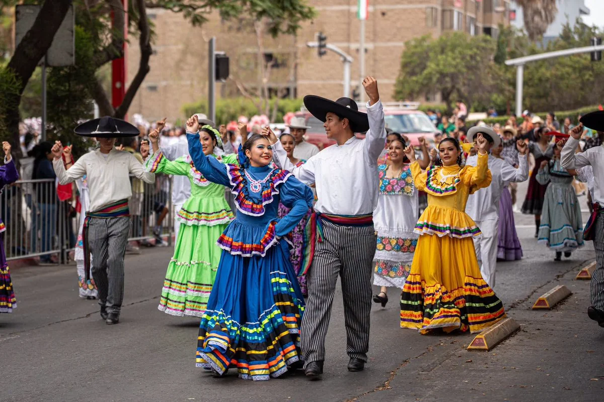 Los participantes desfilaron frente al Palacio Municipal de Tijuana.