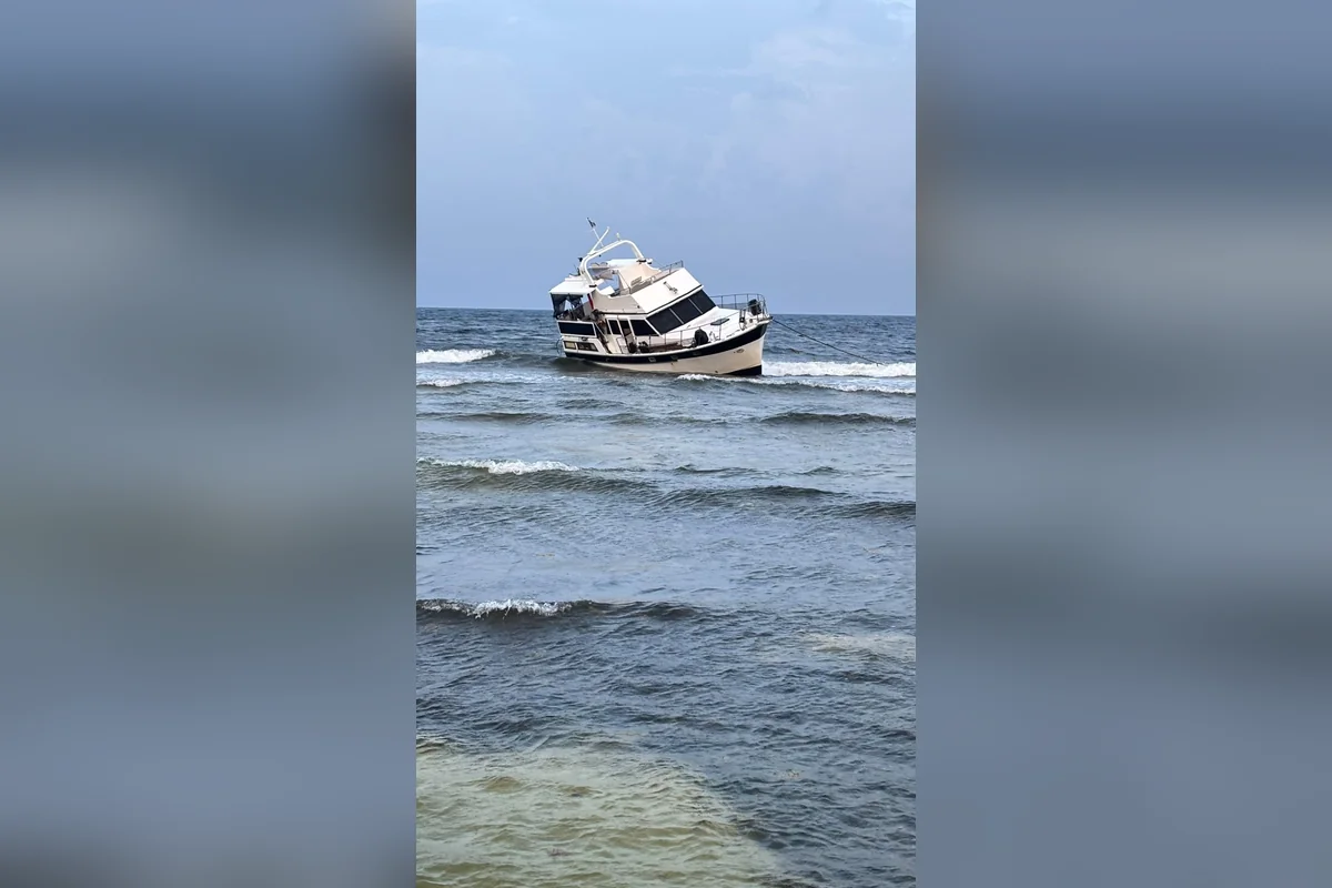 Ya son tres días que lleva la embarcación a la deriva en una zona de corales y activistas temen que ocurran daños irreversibles. Foto: Proyecto Ak Mahahual.