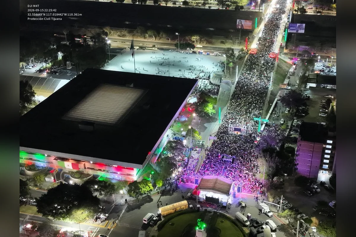 Varias calles aledañas al Palacio Municipal fueron cerradas al tránsito vial para evitar incidentes. Unos 300 agentes vigilaron los festejos. Foto: Ayuntamiento de Tijuana.