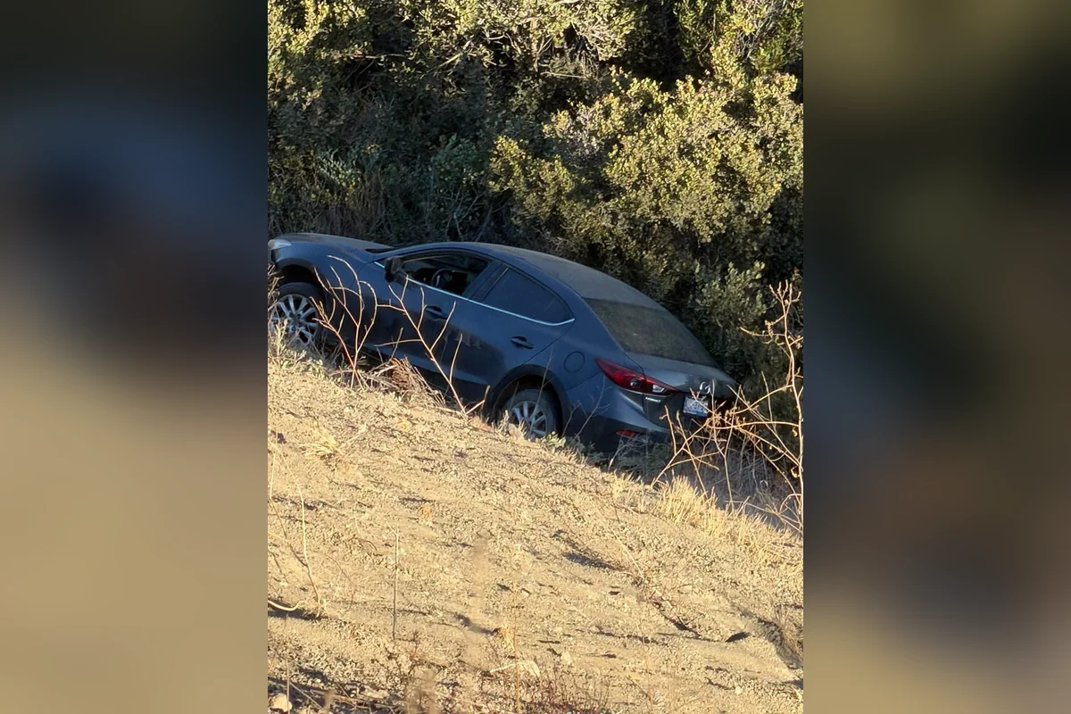 La tarde de este viernes, automovilistas descubrieron el auto en el fondo del barranco y al lado de este localizaron el cuerpo de la agente inmobiliaria. Foto: Cortesía.