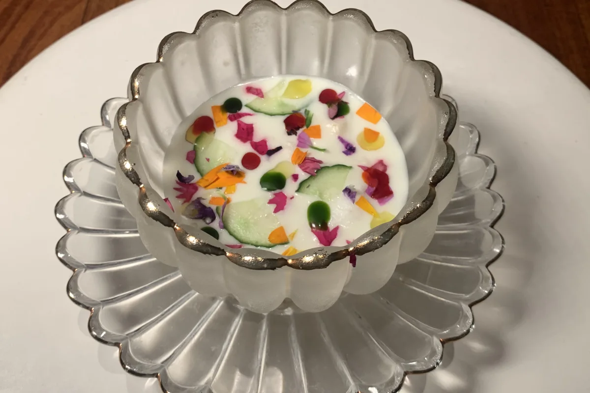 Plato con una sopa blanca llena de flores