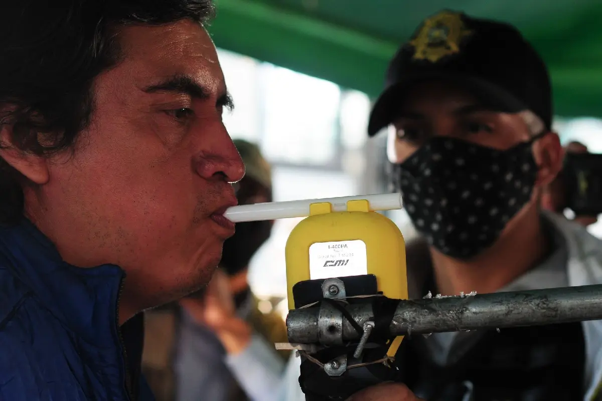 persona en alcoholímetro