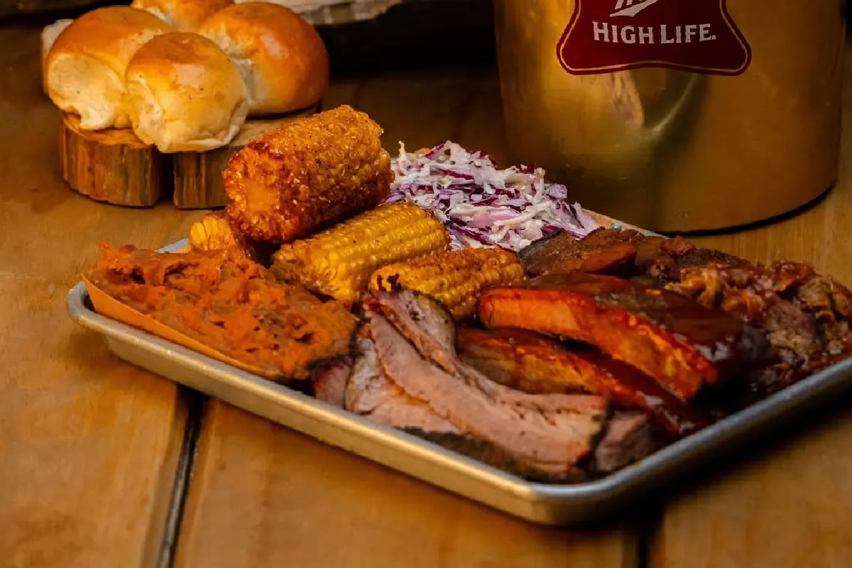 plato sampler de comida americana