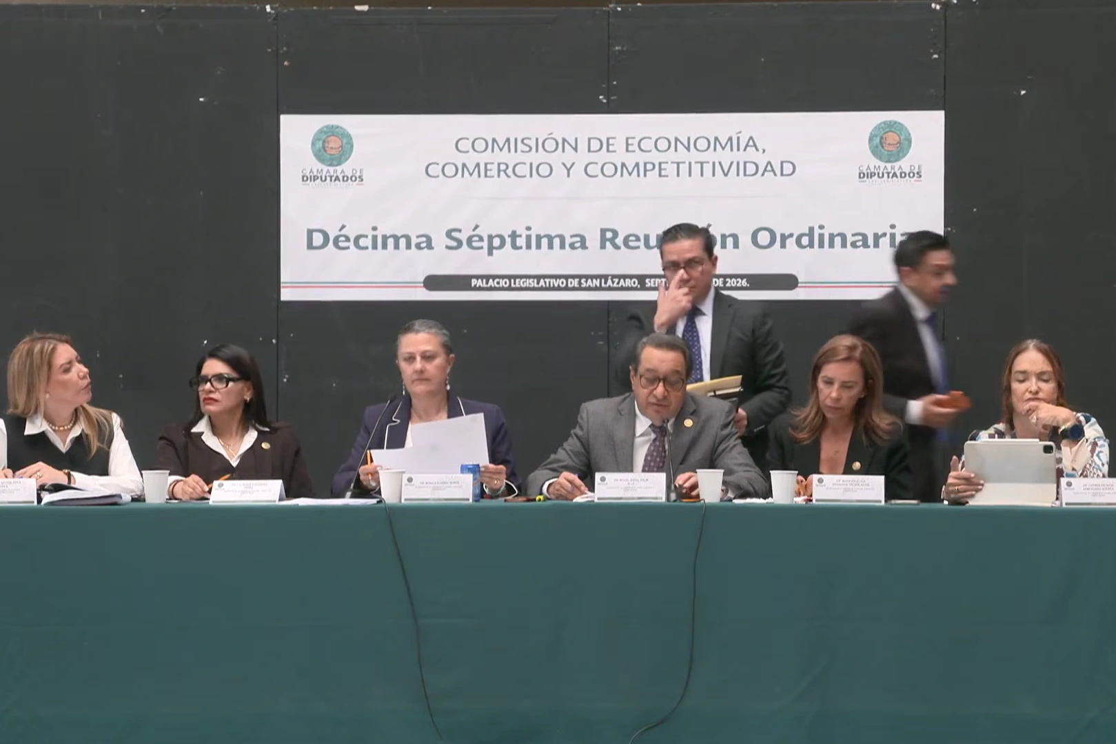 Avanza “ley antimemes” en comisiones de San Lázaro