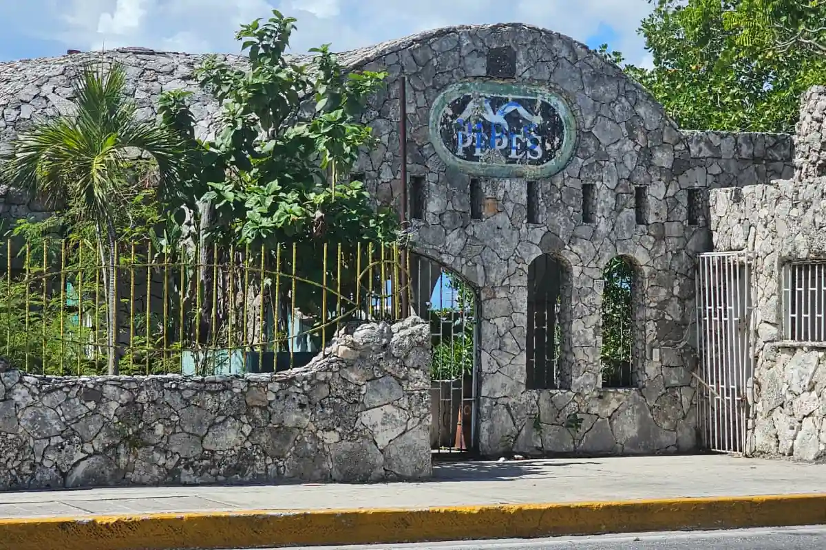 Pepes fue cerrado tras el paso del huracán Vilma, en 2005, y su propietario ya no se pudo recuperar. Hoy el restaurante está en el abandono. Foto: Joana Maldonado.