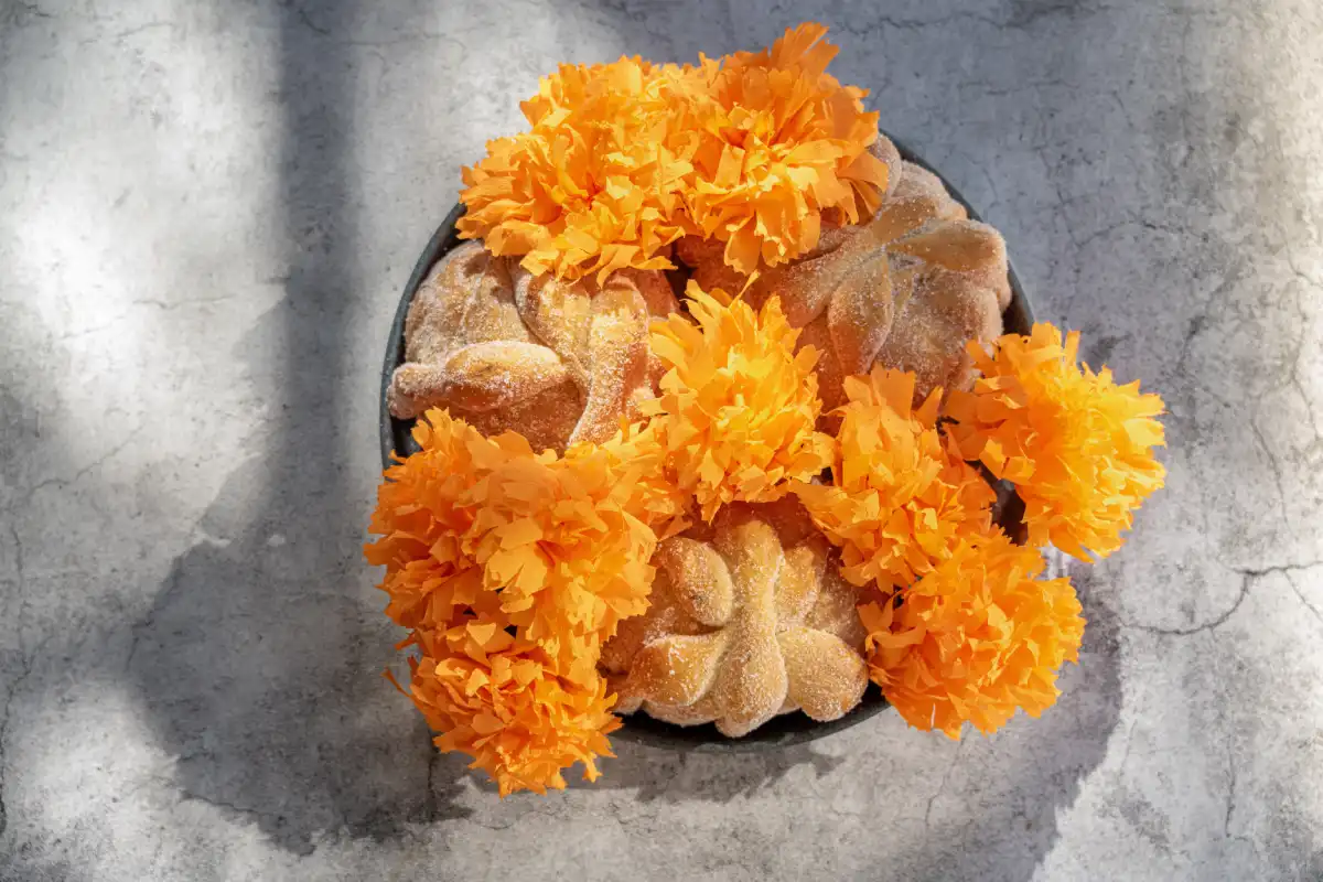 Plato con pan de muerto y flores de cempacuchitl