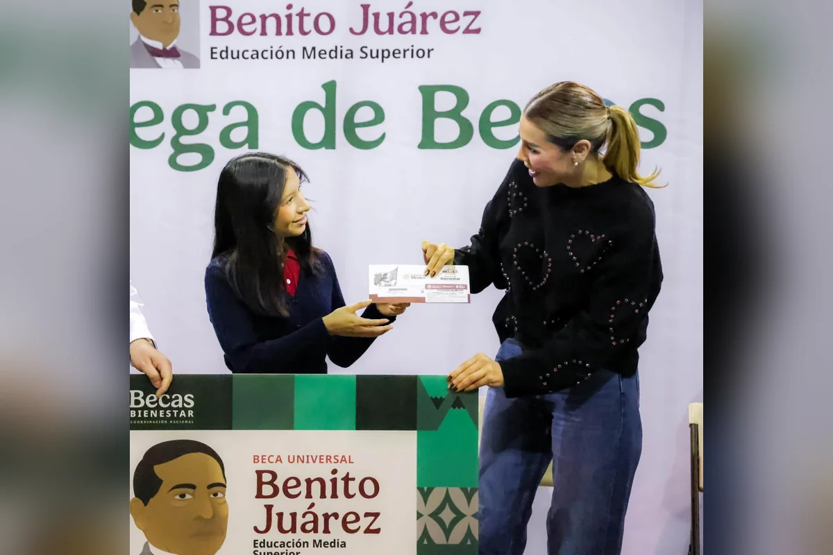 El dinero que entregarán a los muchachos es para sus gastos de transportación y comida durante el tiempo que estén en la escuela. Foto: Gobierno BC