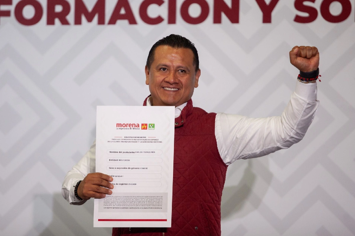 Morena elige a Carlos Torres Piña como coordinador en Michoacán.