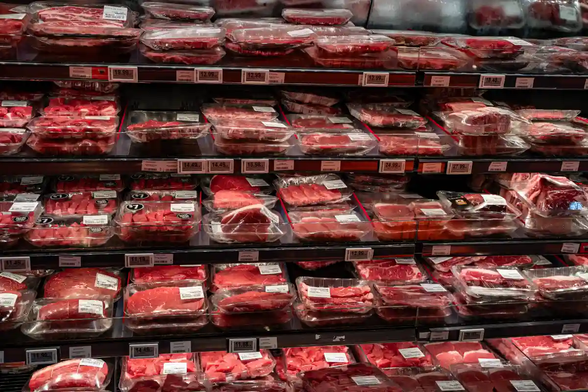 Charolas de carne de res en refrigerador de supermercado