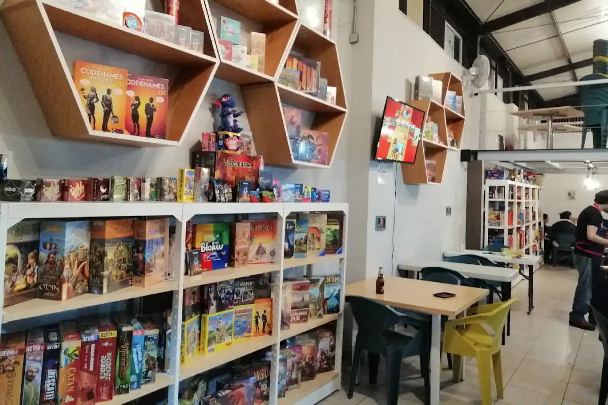 Interior de un espacio con juegos de mesa