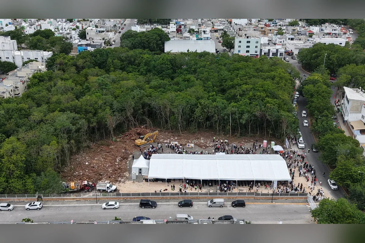 En los primeros días de agosto se comenzó con la construcción dl primer Centro Comunitario México Imparable en Playa del Carmen. Foto: SICT Quintana Roo.