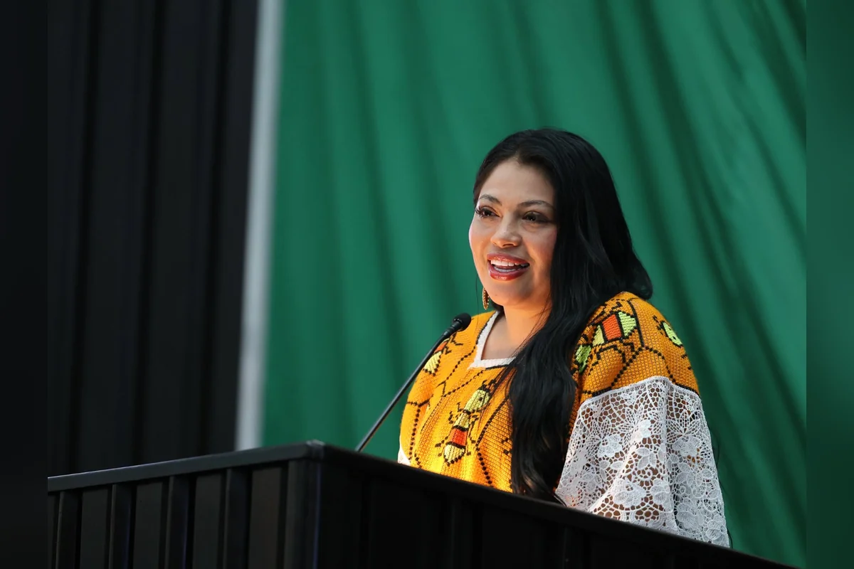 La diputada Jennifer Paulina Rubio presentó la iniciativa de modificación al Código Penal para penalizar duramente a quienes lleven a cabo los procedimientos estéticos en adolescentes. Foto: Diana García.