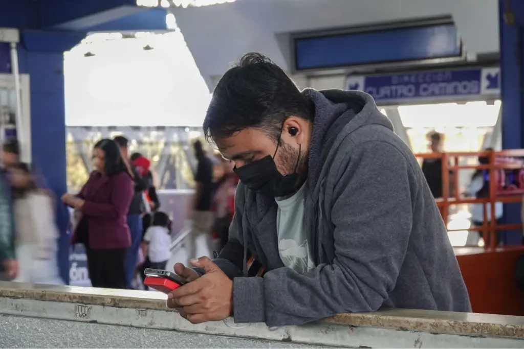 Otro de los pilares de la propuesta incluye garantizar la seguridad de los infantes en aplicaciones para compartir videos, videojuegos en línea, compañeros de IA y robots conversacionales (chatbots). 