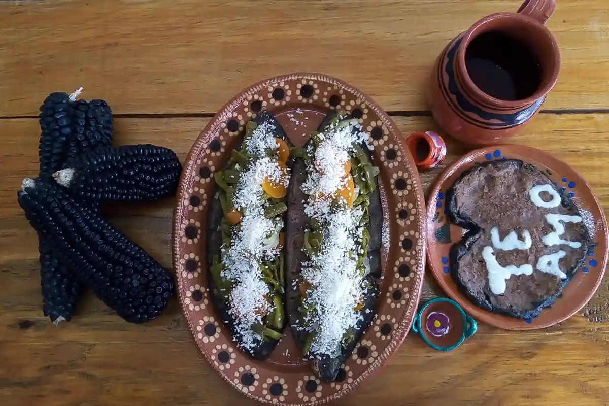 mesa con platillos de maíz