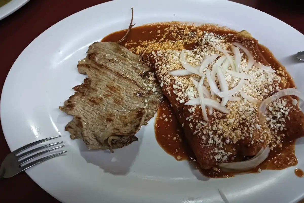 Enchiladas en Café Popular