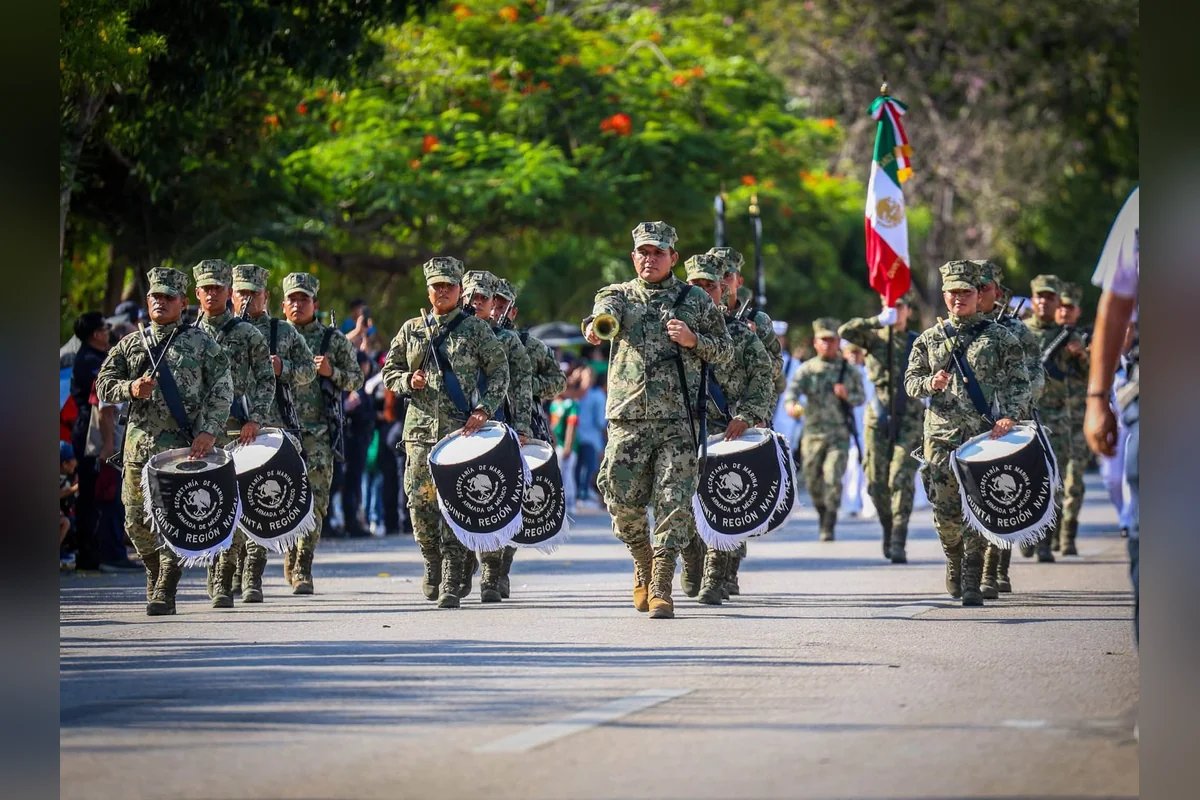Miembros del Ejército Mexicano mostraron la gallardía a la hora de desfilar por la avenida Tulum para festejar la Independencia de México. Foto: Ayuntamiento Cancún.