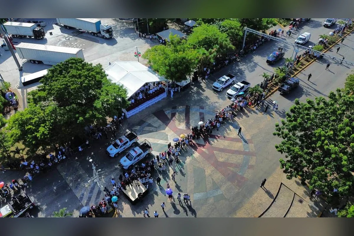 En apenas 600 metros, que parecieron seis kilómetros, desfilaron estudiantes, trabajadores del Ayuntamiento y las fuerzas armadas y la Policía. Foto Ayuntamiento Cancún.