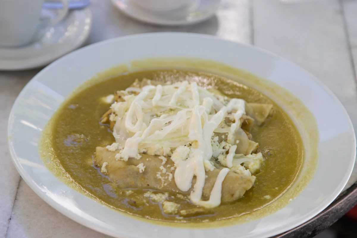 enchiladas verdes rellenas de requesón 