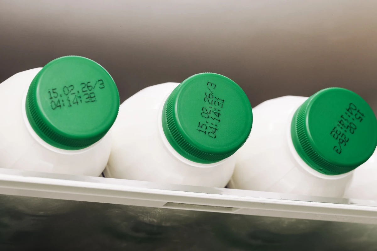 Fecha de caducidad en una botella de leche