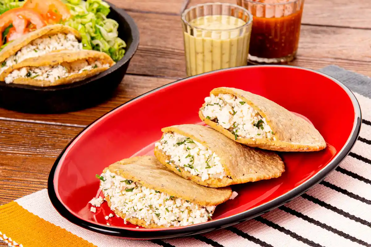 gordita de requesón con epazote