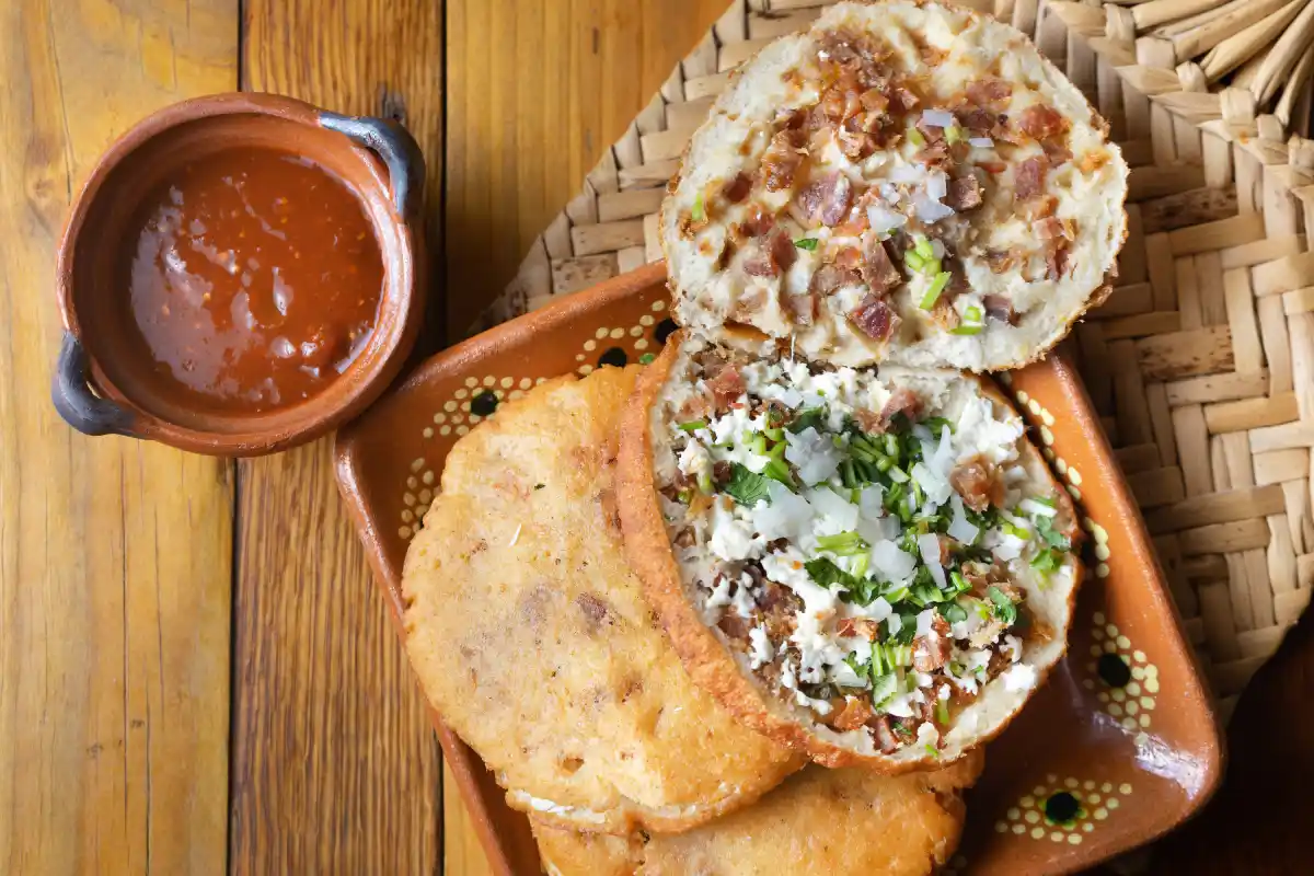 Interior de una gordita de chicharrón prensado