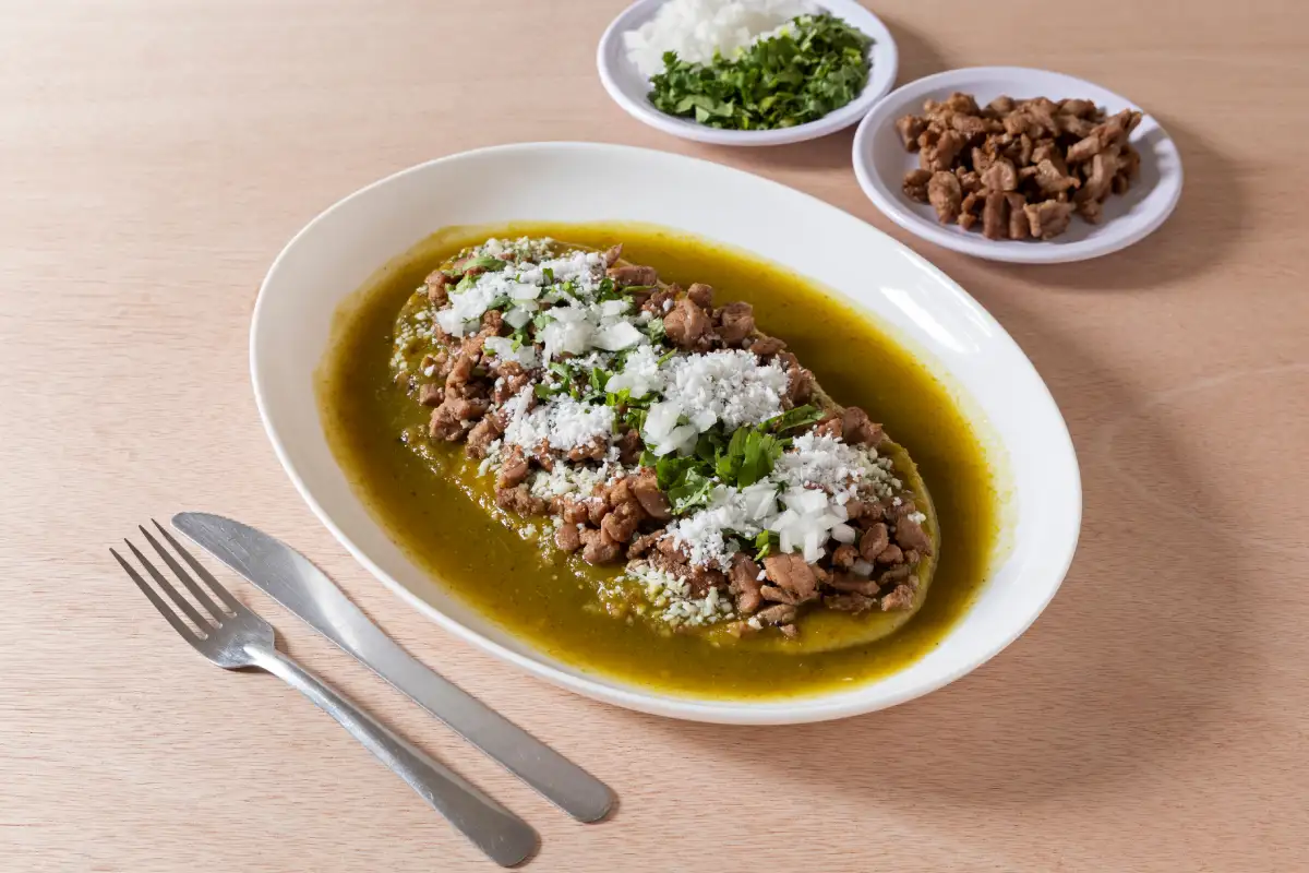 Huarache con bistec y salsa verde