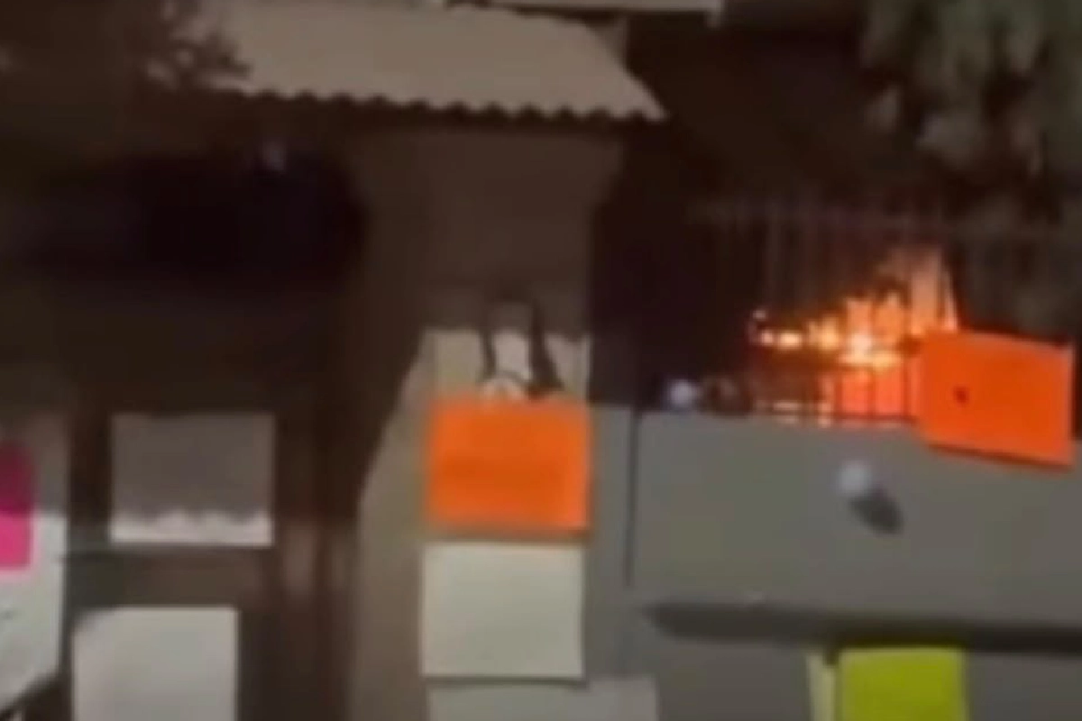 El fuego fue controlado por los bomberos y no se reportan heridos.