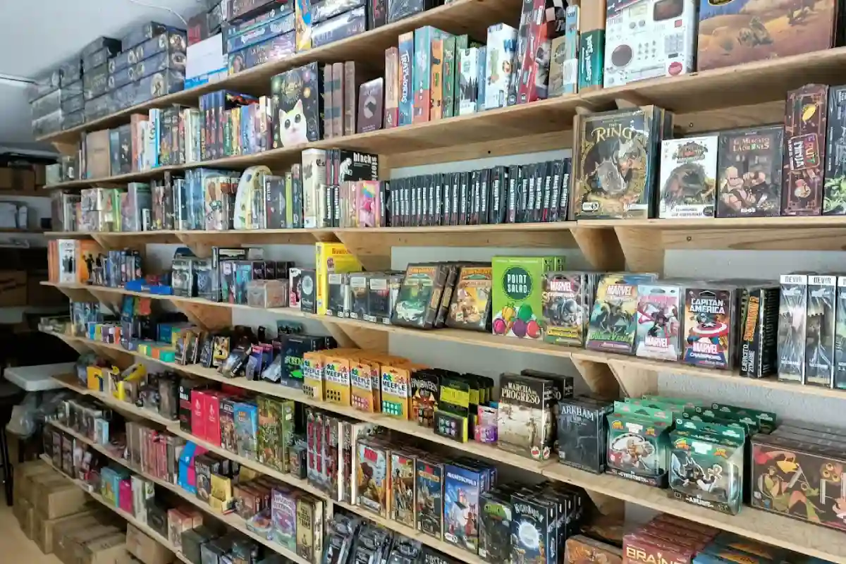 Estantes con ciento de juegos de mesa