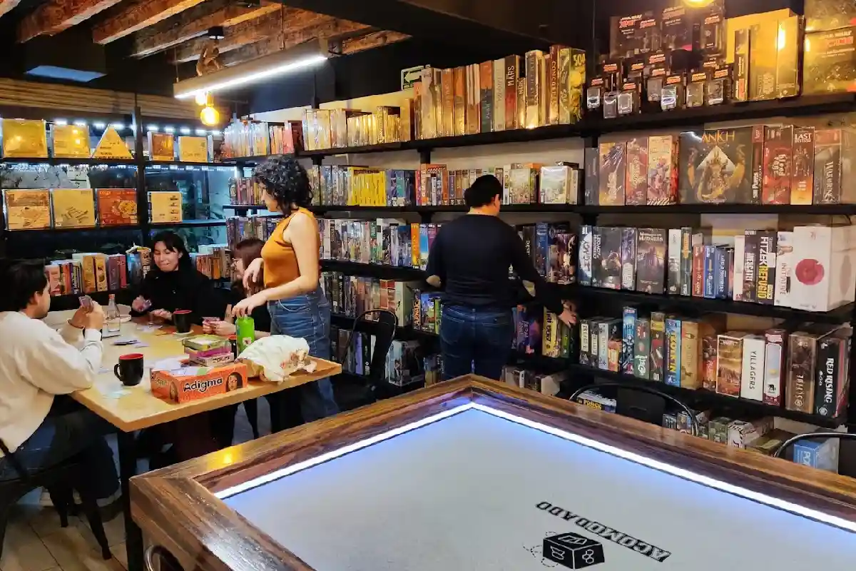 Estantes llenos de juegos de mesa y mesas