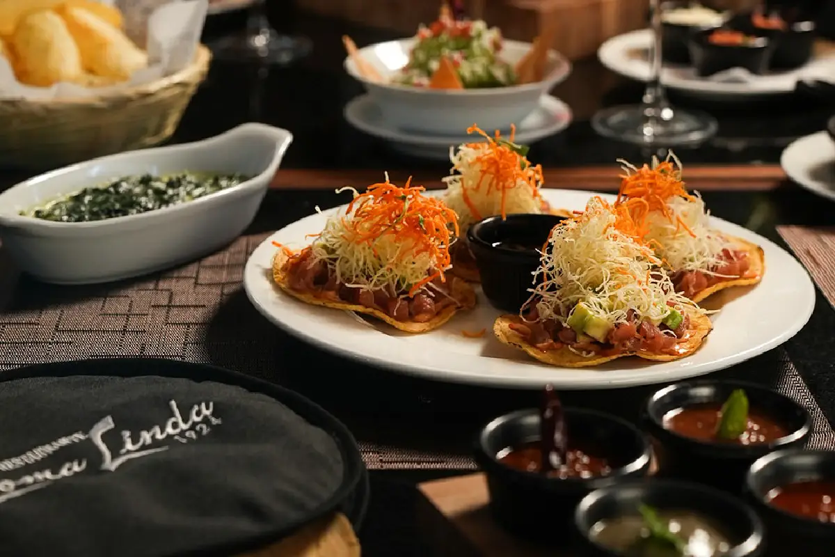 mesa con tostadas de atún