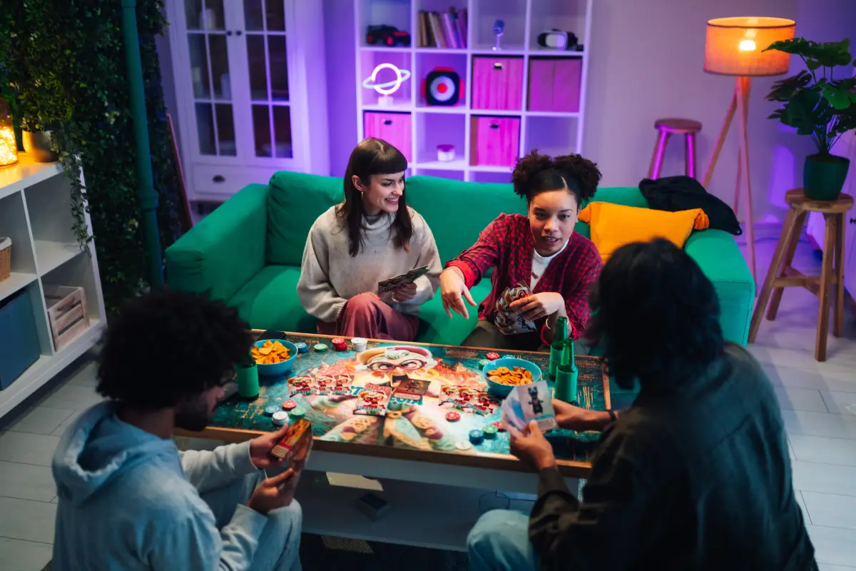Grupo de jovenes jugando un juego de mesa en una sala