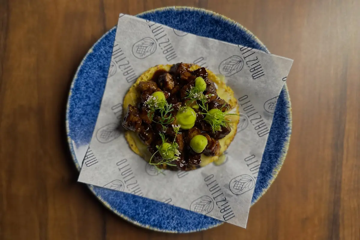 taco de maíz tinto