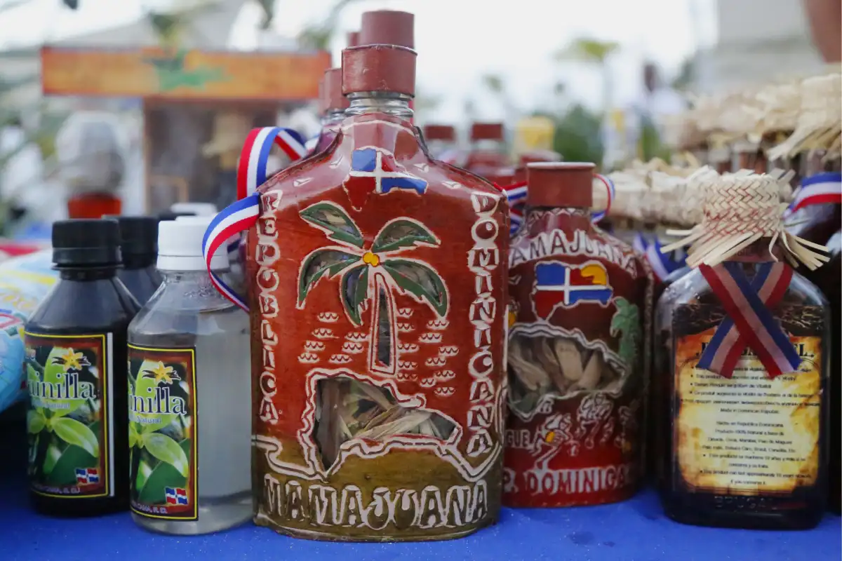 Botella de vidrio con una palmera dibujada