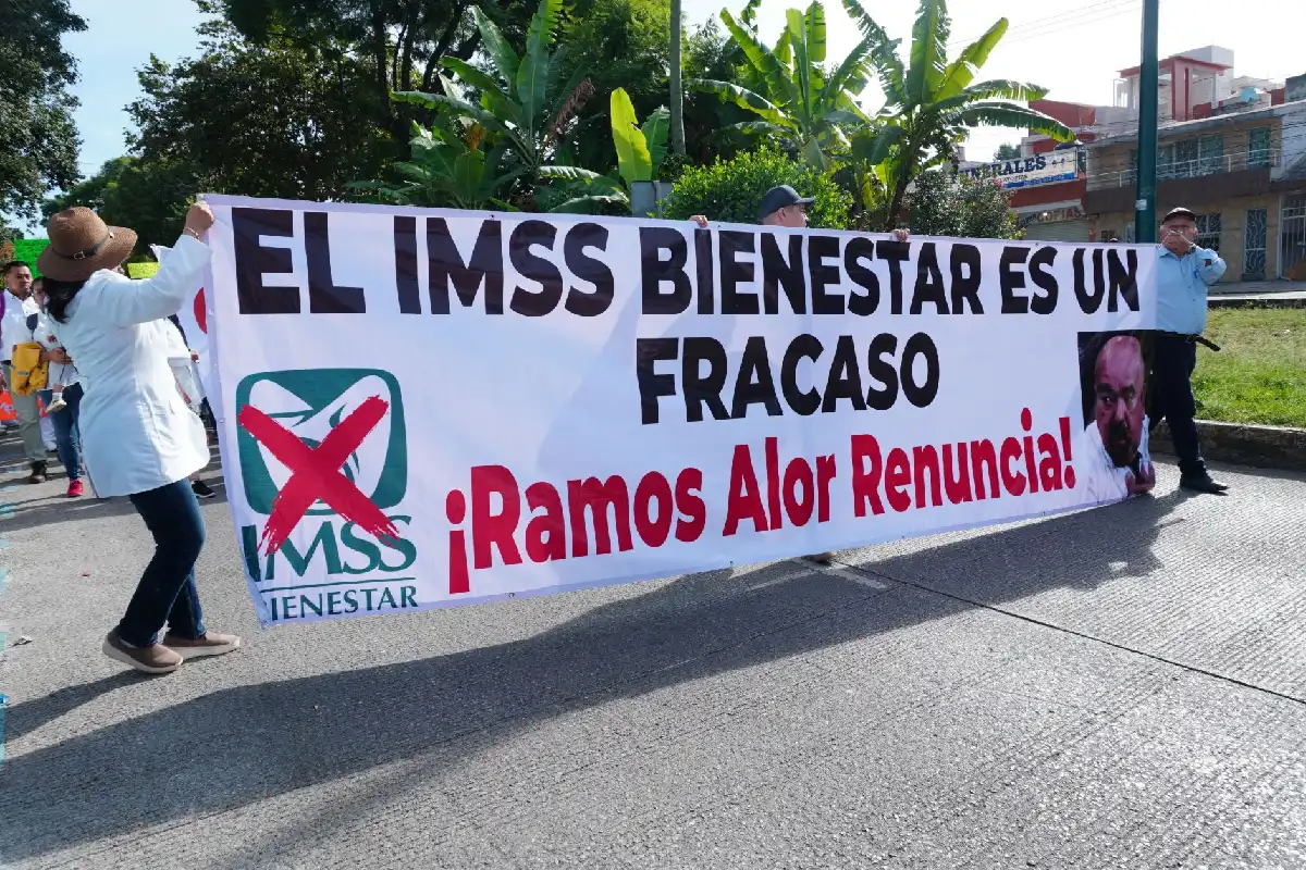 Marchan en Veracruz por desabasto de medicamentos