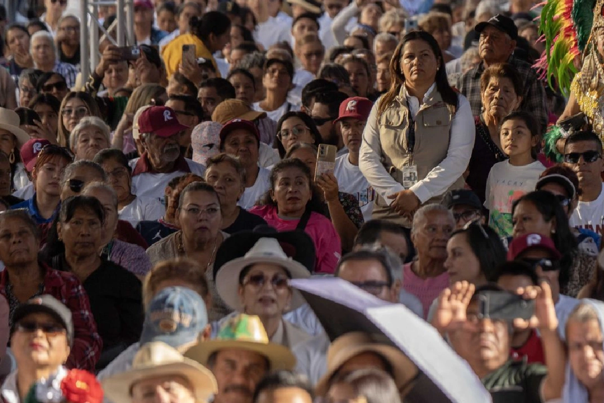 Asistentes al mitin de Sheinbaum en Tijuana.