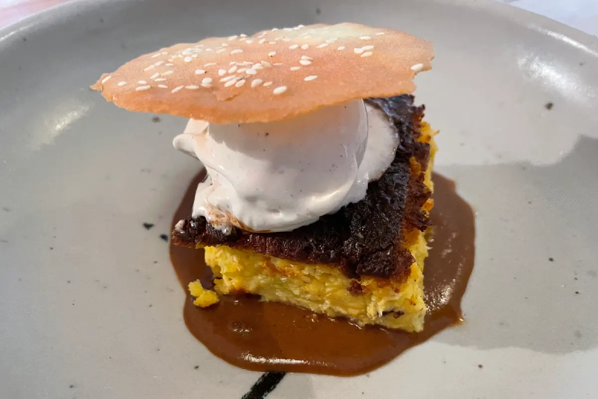 postre de mole dulce con helado de tortilla quemada