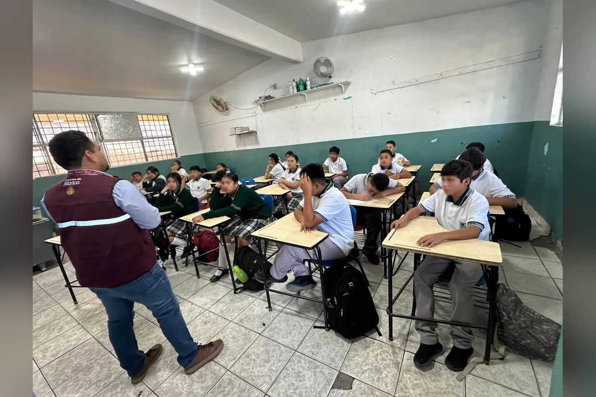 A estudiantes de Secundaria se les recomendó denunciar cualquier actitud lasciva de alguna persona. Foto: Secretaría de las Mujeres.