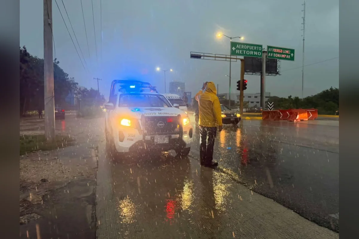 Policías advierten a los automovilistas de los riesgos que hay en las vialidades debido a las anegaciones y charcos. Piden moderar la velocidad. Foto: Verónica Fajardo.