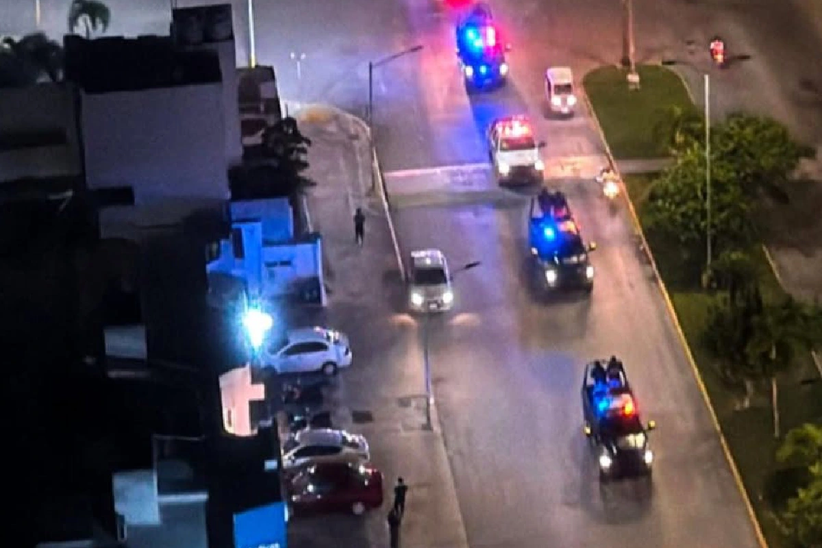 Tras ser alertados, policías municipales de Playa del Carmen y estatales acudieron de inmediato en gran cantidad para tomar el control de la situación. Foto: Policía Municipal.