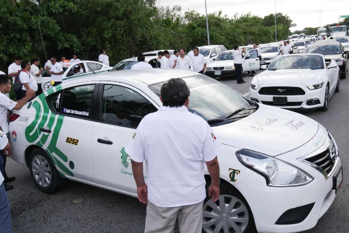 Taxistas han realizado varias protestas, incluso frente al Congreso local, para exigir la regulación del servicio de taxis. Foto: Cuartoscurto