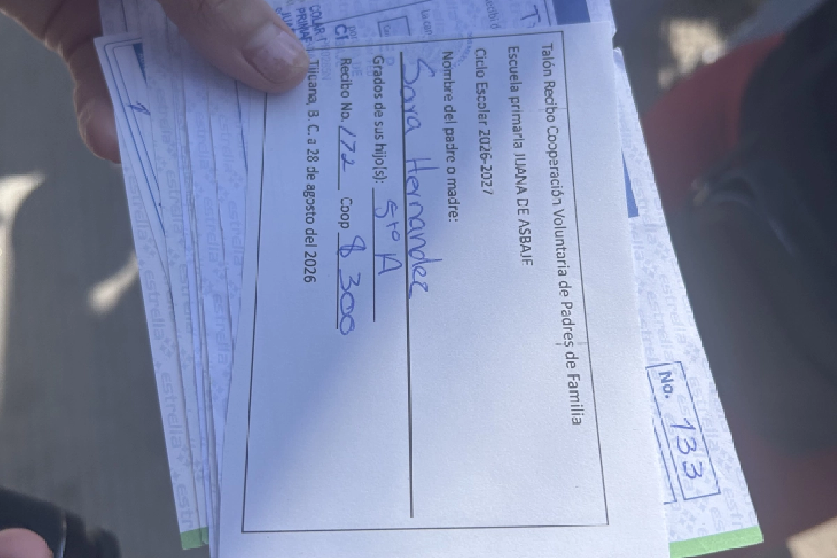 Los tutores mostraron los talones de pago de las aportaciones para mejoras de la escuela.