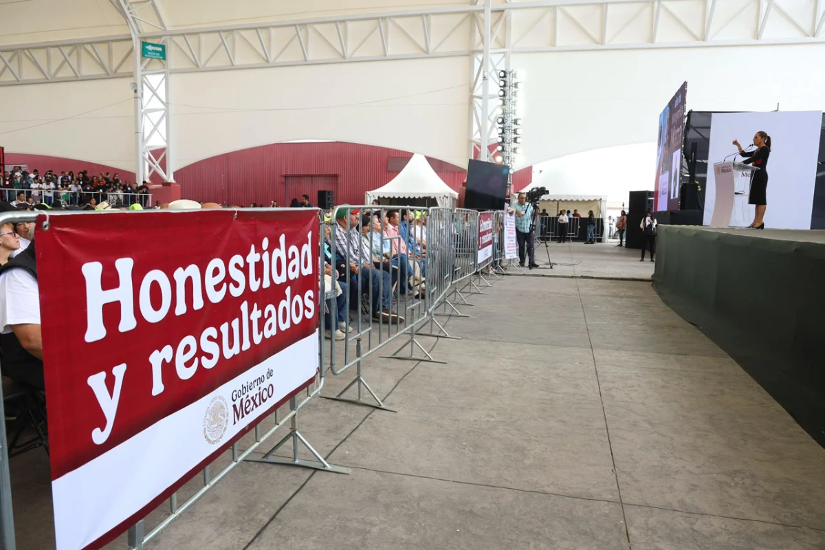 Normalistas protestan en evento de Sheinbaum en Hidalgo; exigen instalaciones dignas